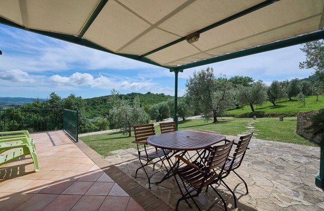 Apartment 'Il Mandorlo' with Private Terrace, Wi-Fi and Air Conditioning
