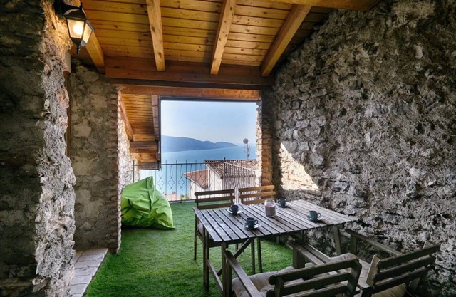 Apartment 'Il Melo' with Lake View, Wi-Fi and Air Conditioning