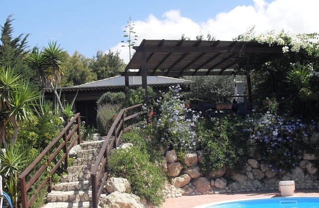 Apartment in a semi-detached house with swimming pool (SOLE)