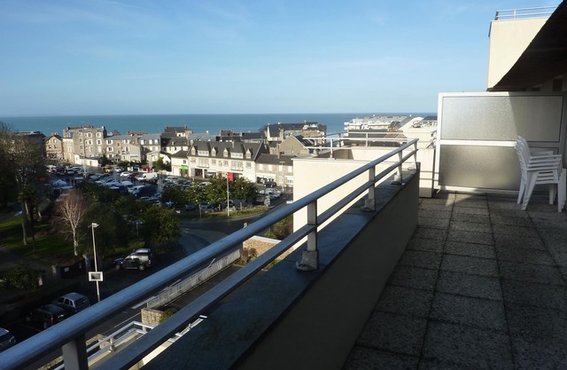 apartment in quiet residence close to shops and the sea