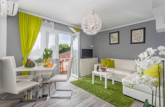 Apartment in Njivice with Seaview, Balcony, Air condition, WIFI (4930-2)