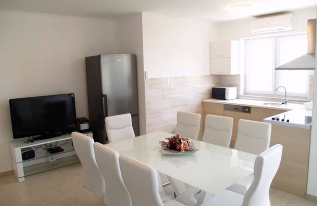 Apartment in Preko with Terrace, Air condition, WIFI, Washing machine (4568-3)