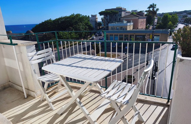 Apartment in the heart of the city, cool, spacious and a stone's throw from the sea.