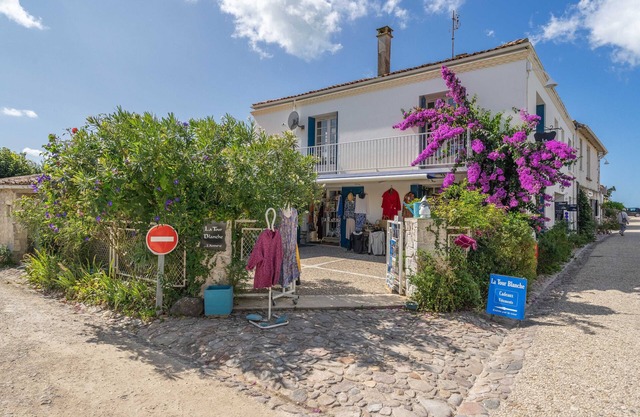 Apartment 'La Presqu'ile' with Sea View, Balcony and Wi-Fi