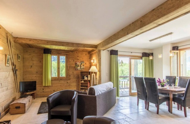 Apartment 'Le Soli - 5 Pers' with Mountain View, Private Garden and Wi-Fi