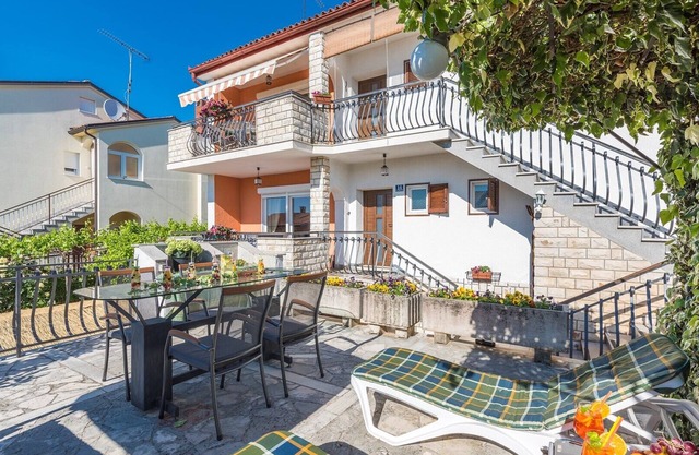 Apartment Loredana with Terrace and Shared Garden