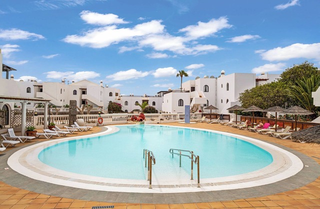 Apartment Lovely Duplex with Sea Views, Pool & Wi-Fi