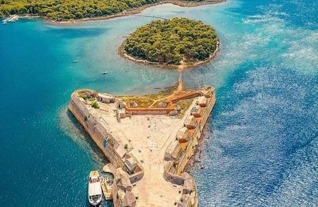 Apartment Luka - One Bedroom Apartment with Balcony