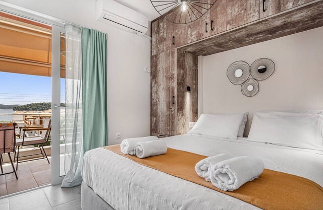 Apartment 'Mella Roa Amber' with Sea View, Wi-Fi and Air Conditioning