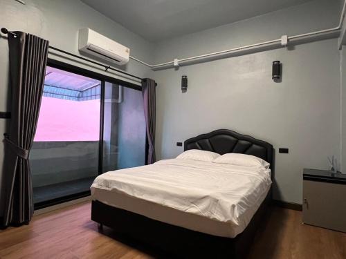 Apartment near Khlong Bang Luang