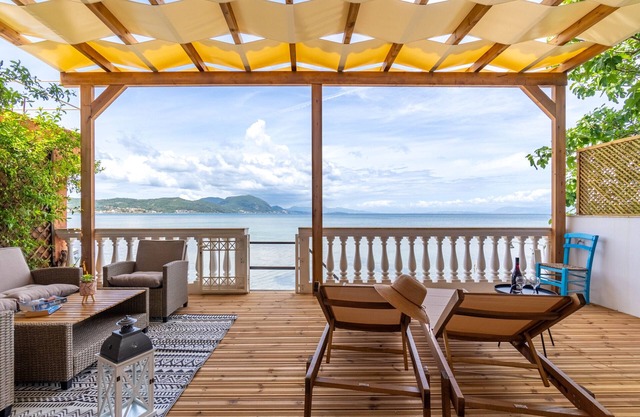 Apartment 'Nikos Seaside' with Sea View, Wi-Fi and Air Conditioning