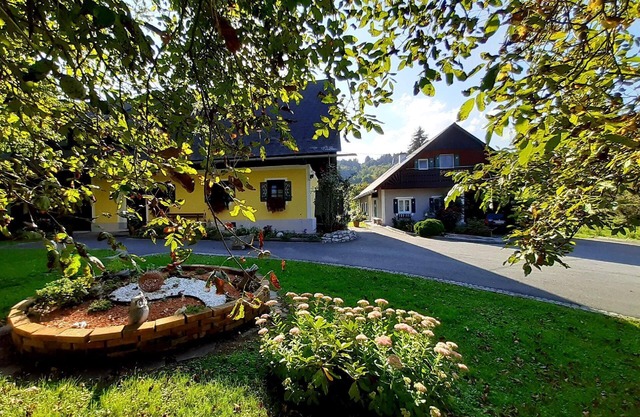 Apartment on a vineyard in a quiet, rural location, with a rustic balcony and a children’s playground on site