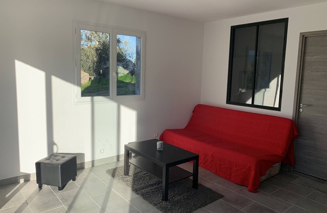 Apartment on the ground floor of villa 5 minutes from Porto-Vecchio