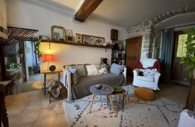 Apartment on the ground floor of an old house in the heart of Sauve
