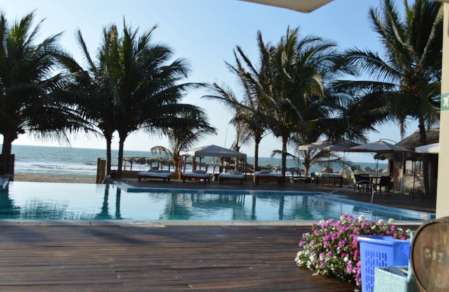 APARTMENT OVERLOOKING SWISSOTEL, European Decor, Best location in the city