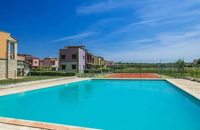 Apartment Paradise with shared Pool and Tennis Court near Poreč