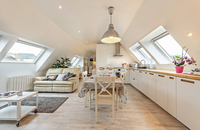 Apartment 'Plougasnou Proche Mer' with Wi-Fi