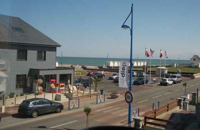 APARTMENT POURVILLE sur mer refurbished 50 meters from the beach