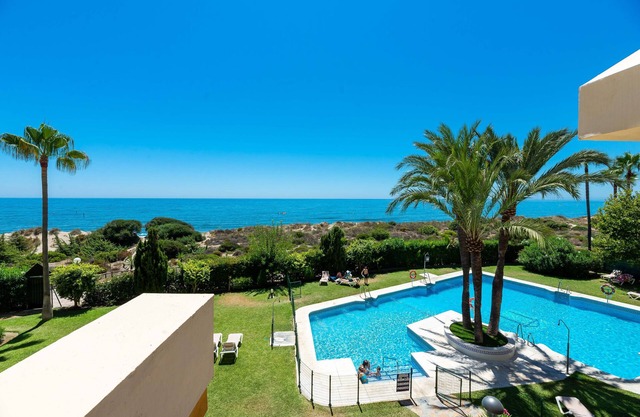 Apartment 'Sea Front Beach Studio' with Sea View, Wi-Fi and Air Conditioning