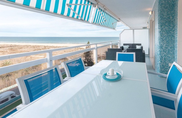 Apartment Sea views with free WiFi, HD TV. Fabulous!