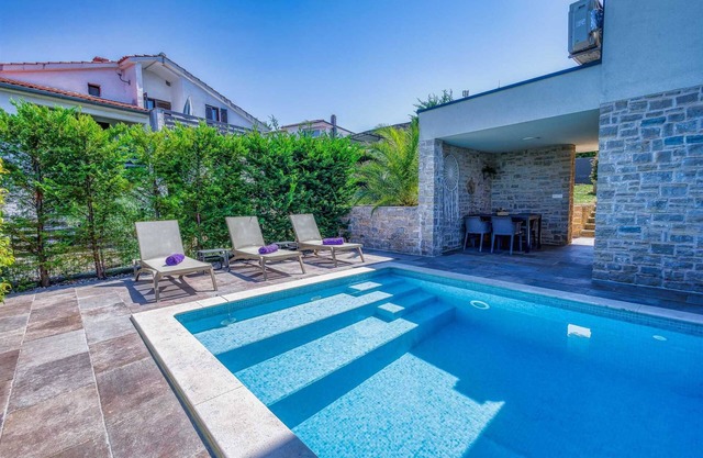 Apartment Siora with pool