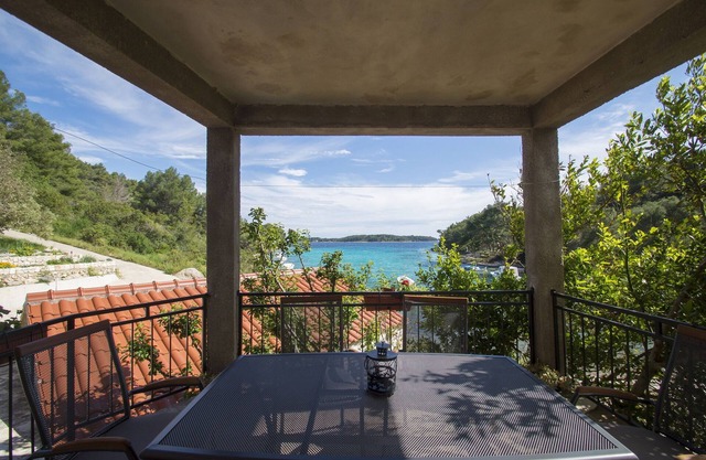 Apartment Slatina-Two Bedroom Apartment with Terrace and Sea View