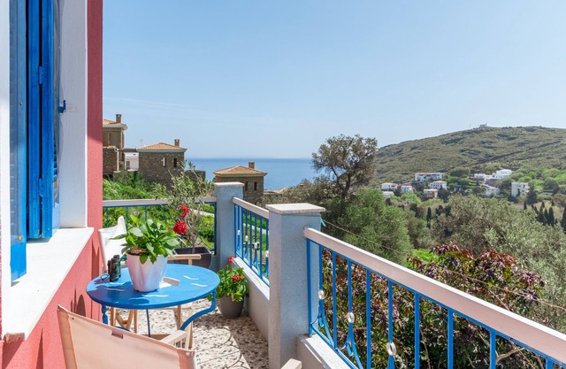 Apartment "Stenies' Nook" with Sea View, Shared Garden & Wi-Fi