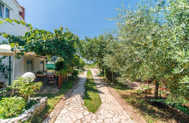 Apartment Teri with Terrace and Garden
