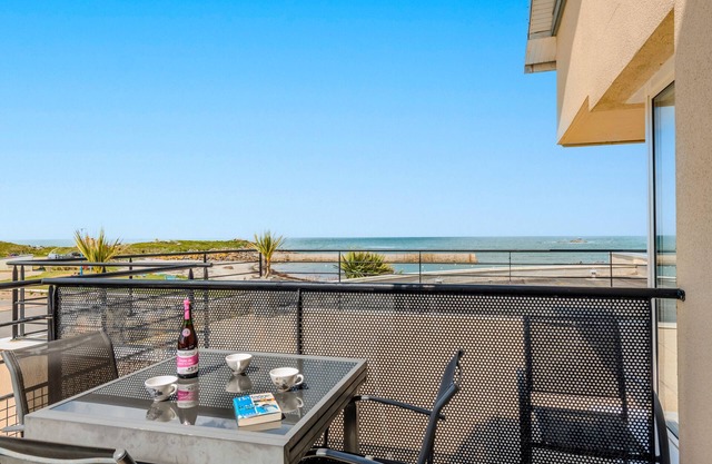 Apartment 'Vue Mer - Plage À 30m' with Sea View, Private Terrace and Wi-Fi