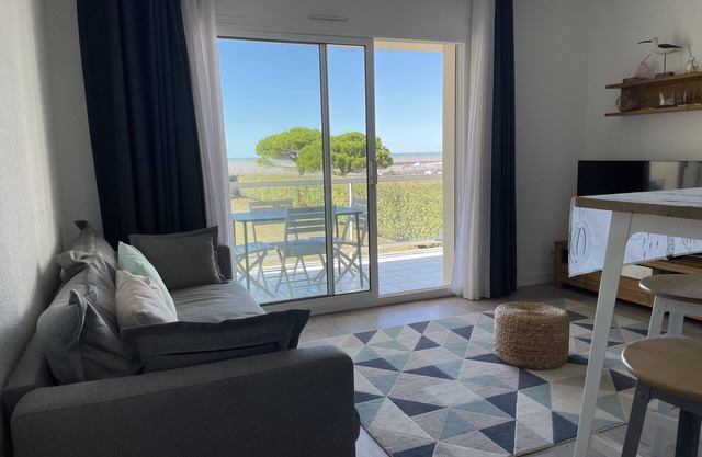 Apartment with balcony and sea view