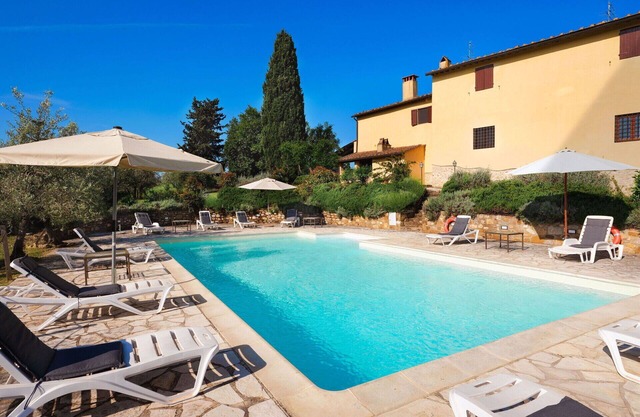 Apartment with A/C, pool, WIFI, TV, pets allowed, panoramic view, parking, close to Greve In Chianti