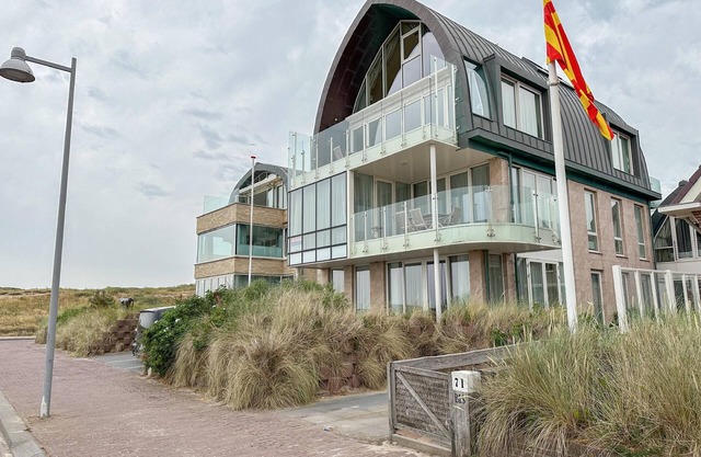 Apartment with balcony close to the sea
