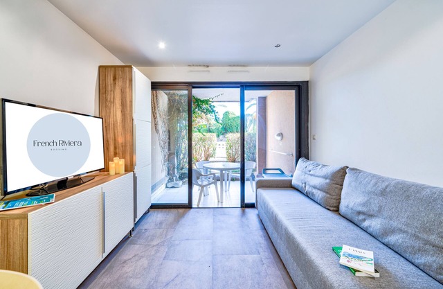 Apartment with garden and pool view!