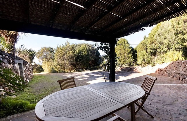 Apartment with large garden, 5 minutes from Cala Sapone, 4/5 people