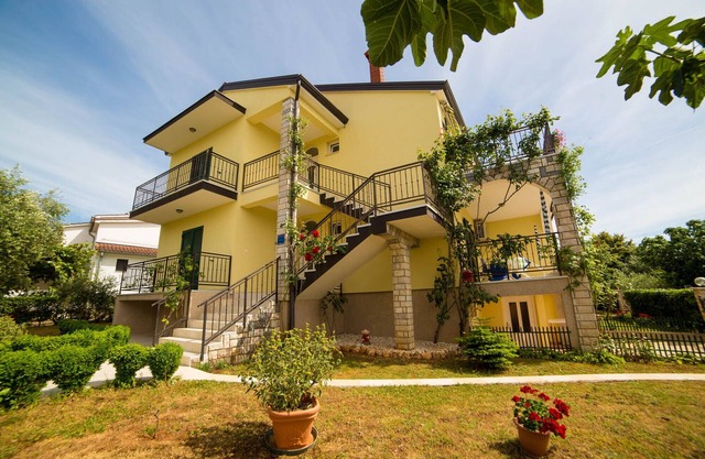 Apartment with lots of space, peace,good vibrations,garden,barbecue,concerts,sports