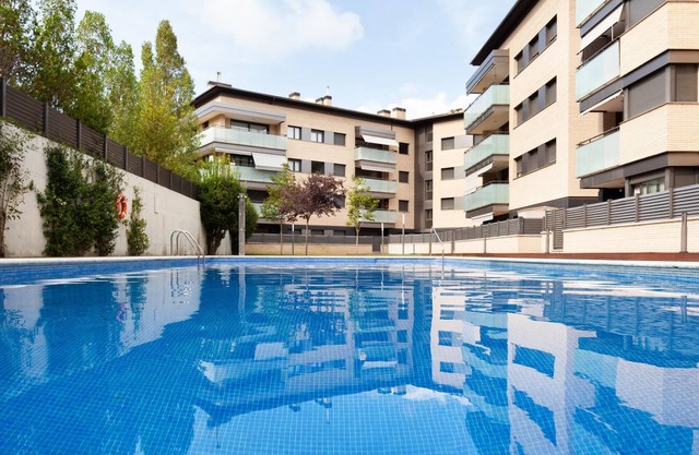 APARTMENT with POOL in QUIET AREA 2