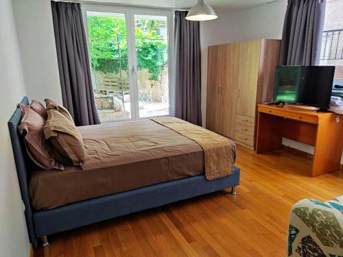 Apartment with private garden in Alimos