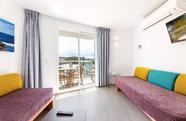Apartment with shared pool, near the beach