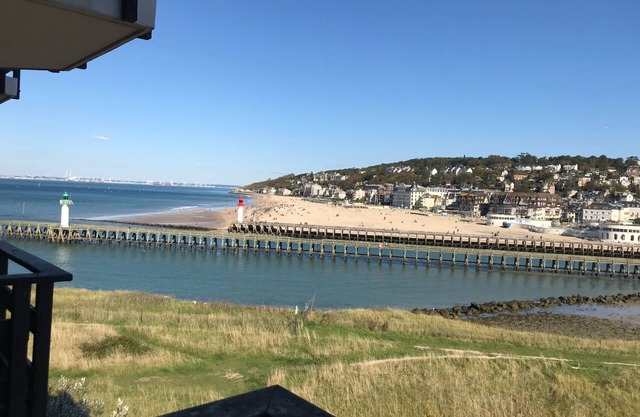 Apartment with sea view, 5 minutes' walk from the beach.