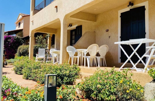 Apartment with sea view and pool F