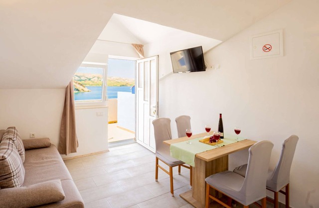 Apartment with sea view, free parking, safe, Netflix