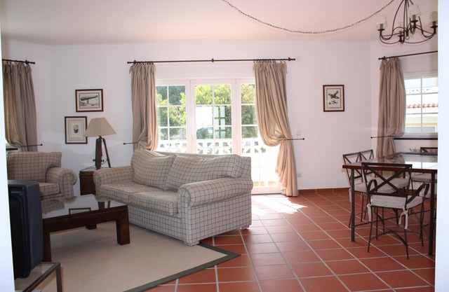 Apartment With Shared Pool, landscaped gardens, Wi-fi