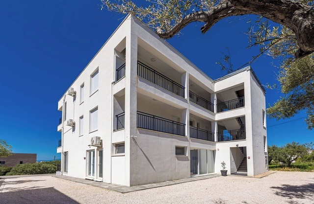 Apartment with shared garden in Banjol