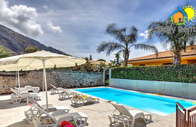 Apartment with swimming pool a few steps from the sea