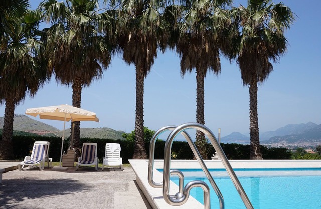 Apartment with swimming pool