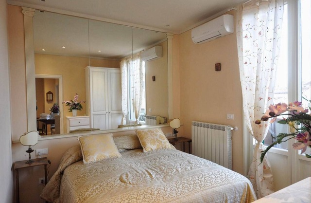 Apartment with wide terrace in the heart of Florence, Air conditioning,Wi-Fi.