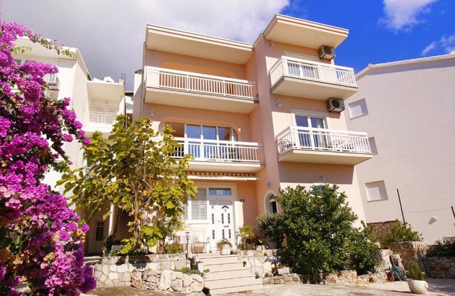 Apartments by the sea Duce, Omis - 7576