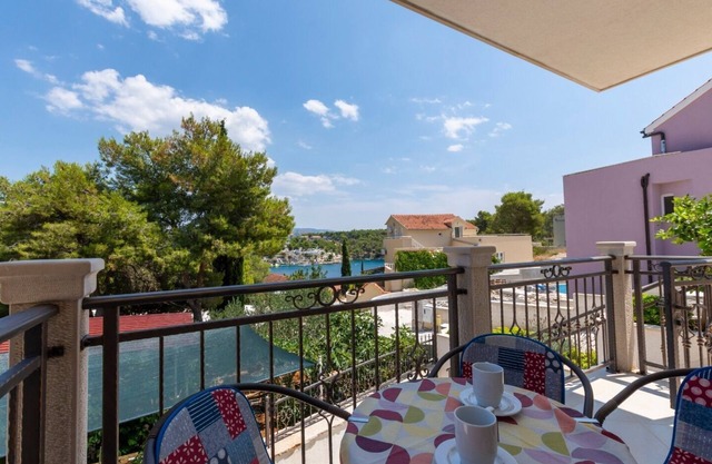 Apartments Dalis (10933-A2) - Milna - island Brac