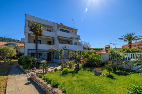 Apartments Near the sea Barbat