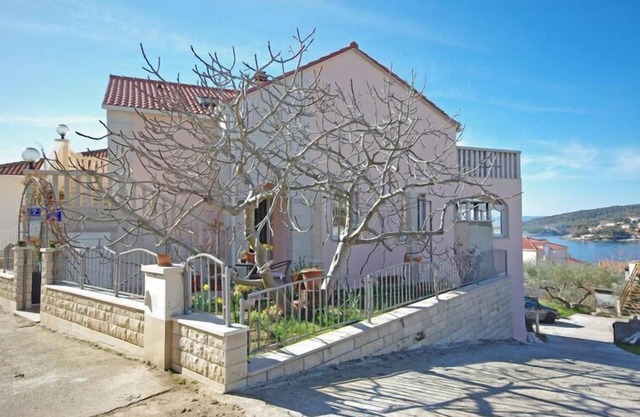 Apartments Villa Rose - Economy Studio with Sea View and shared Terrace (A3 crveni)